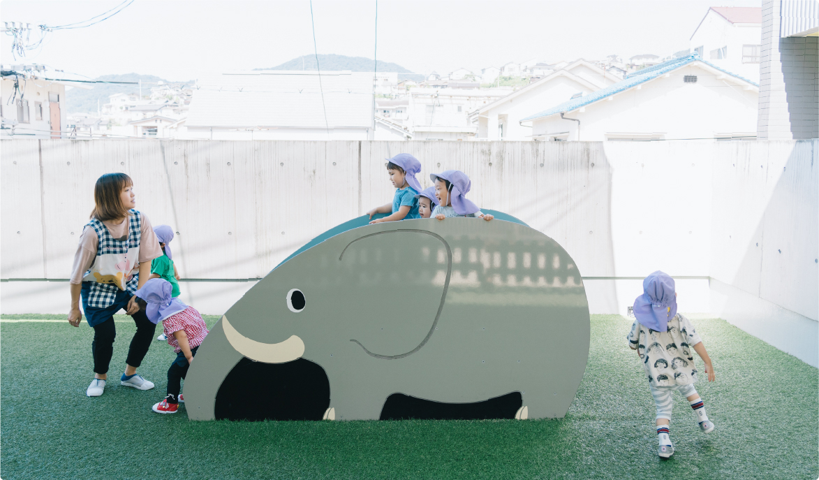 雨の日も遊べる半屋内の遊び場